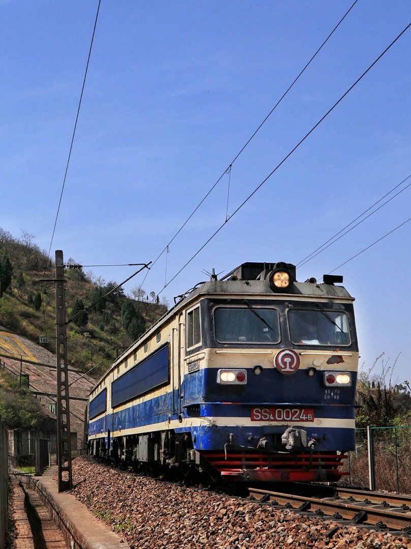 大秦线火车脱线前司机跳车受轻伤，此事故会如何定责？