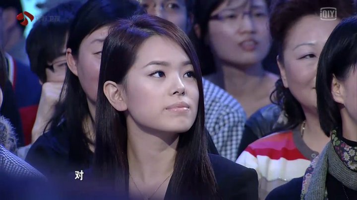 非诚勿扰20121216期台下一美女清纯脱俗，五官非常完美，侧面尤其胜过前几期台下美女，真的只是观众吗