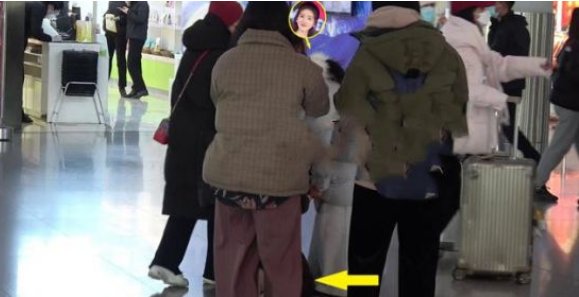 赵露思的助理跪在地上帮她拉衣服拉链引热议，当明星助理有多辛苦？