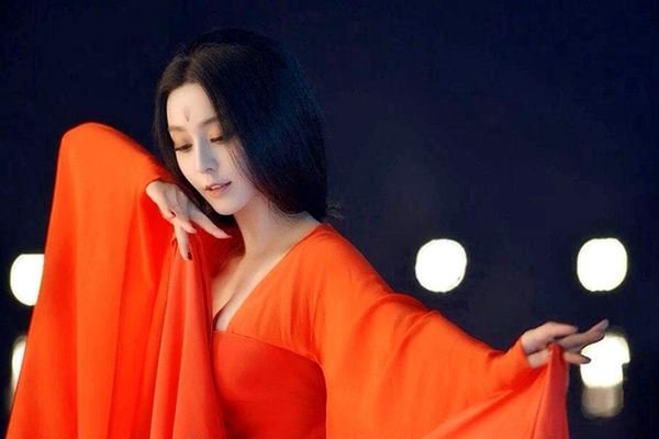 李白为杨贵妃写三首《清平调》，为什么杨贵妃却怨恨他？