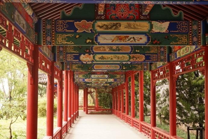 翻山越岭类似的词语有哪些？