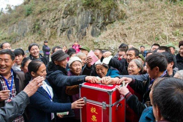 在我国基层人大代表通过什么方式产生。