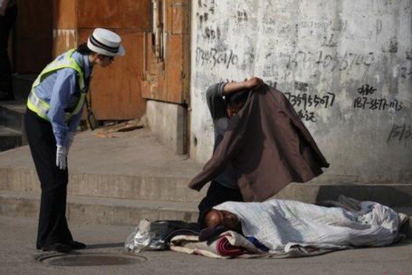 利用乞丐身份获利，此行为涉嫌违法吗？