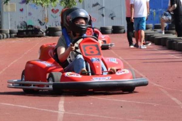 开卡丁车的过程描写片段