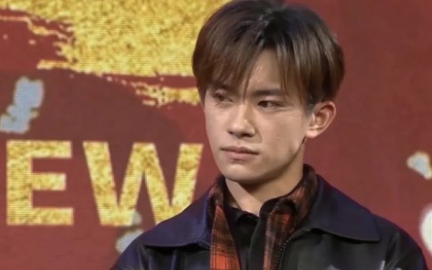 邹敬园晒与易烊千玺合影，千玺的演技有哪些进步？