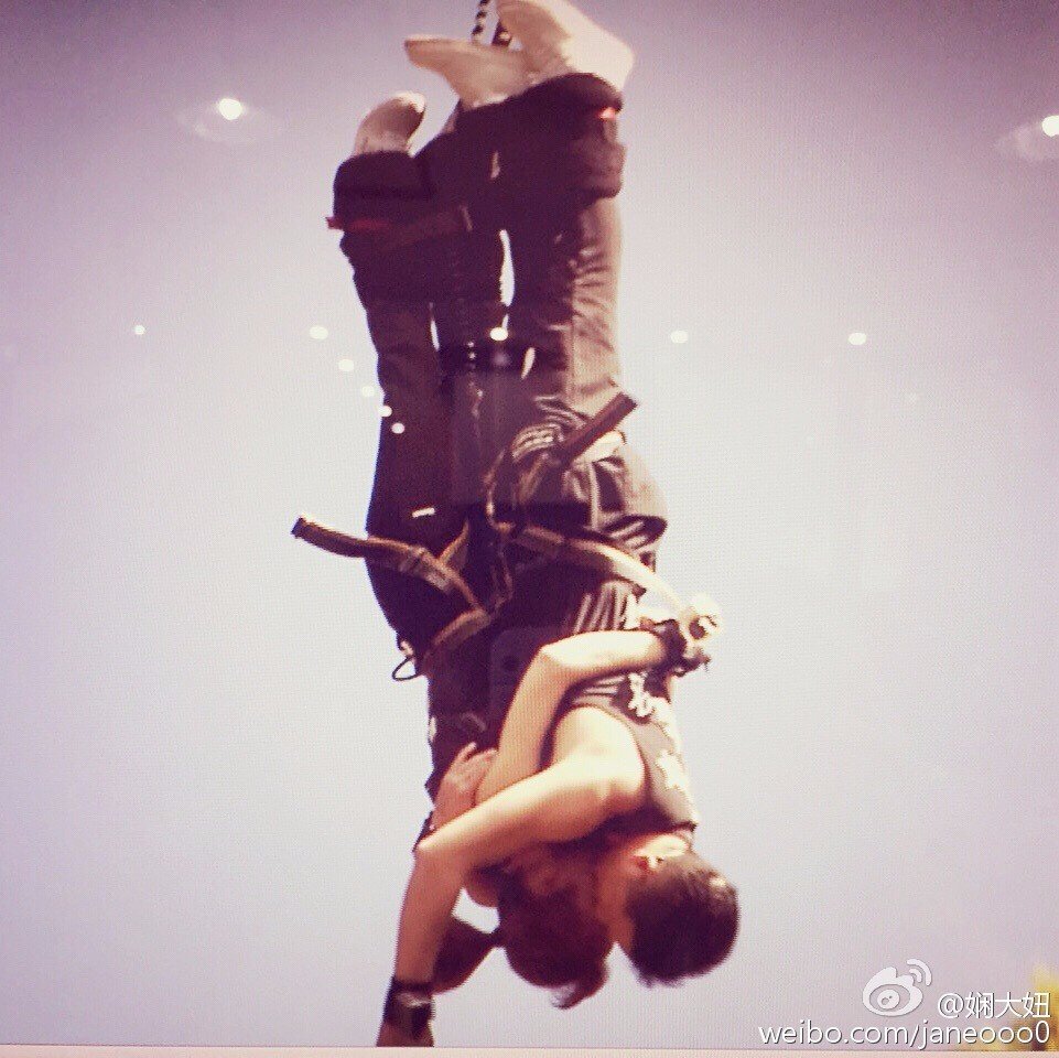 韩庚熊抱吴昕坠落 韩庚姚星彤晒结婚证是怎么回事