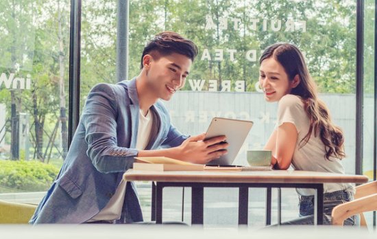 女生总是同时跟几个男生聊天什么心态?