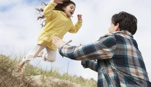 儿子五年级了还要跑过来和我睡觉,让他自己睡就发牌气，我该怎么办?