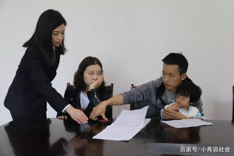 请问父母离婚法院把我判决给爸爸，以后还有义务赡养母亲吗？