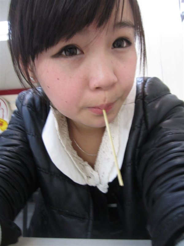 网络红人张依依QQ【要有认证微博的】