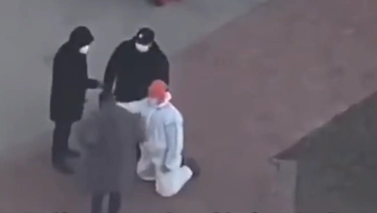 老人因无核酸在车站下跪？官方回应！这件事的真相是怎样的？