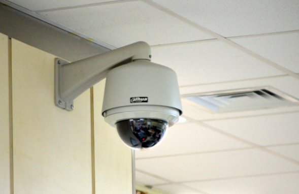 自己家里装了摄像头，对着邻居家的门好吗？