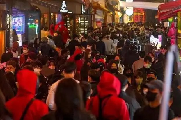 梨泰院亲历者称有夜店老板见死不救拒开门，你认为这个门到底该不该开？