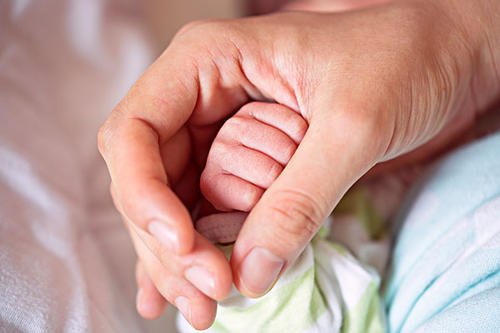 女子趁午休回家生娃后继续上班，这个社会对怀孕母亲是否不太公平？