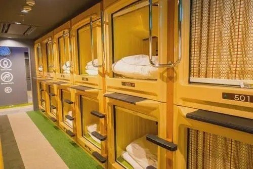 末班车后在胶囊旅馆里传递热量