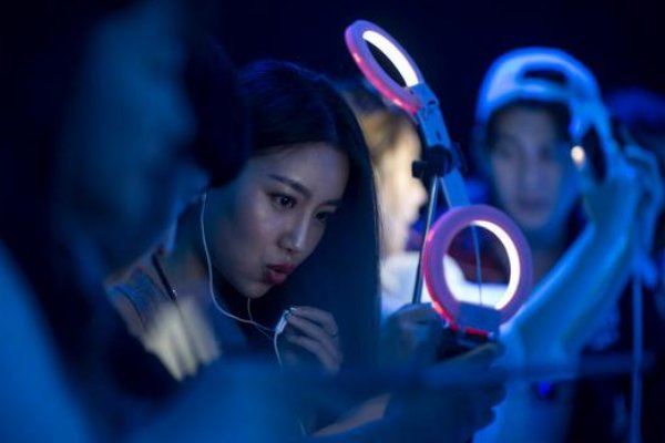 网红现象，正在成为精神毒品：为什么说低质量的快感，会彻底废掉一个人？