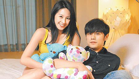 周杰伦的我不配MV中的女主角叫什么？