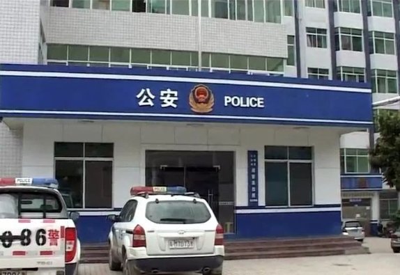 武汉公职人员出轨威胁举报人，被拘10日，这样的处罚是不是过轻了？