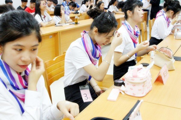 女子素颜不化妆被领导说邋遢，你觉得上班有没有必要化妆？