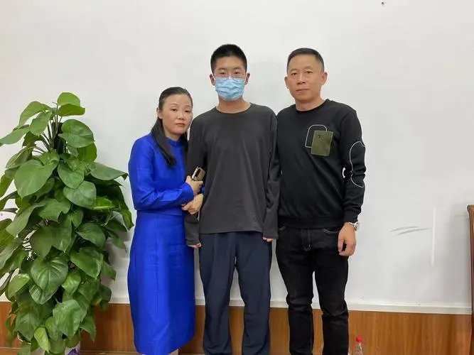 孙卓奶奶拍14年来首张新年全家福，这张照片有多来之不易？