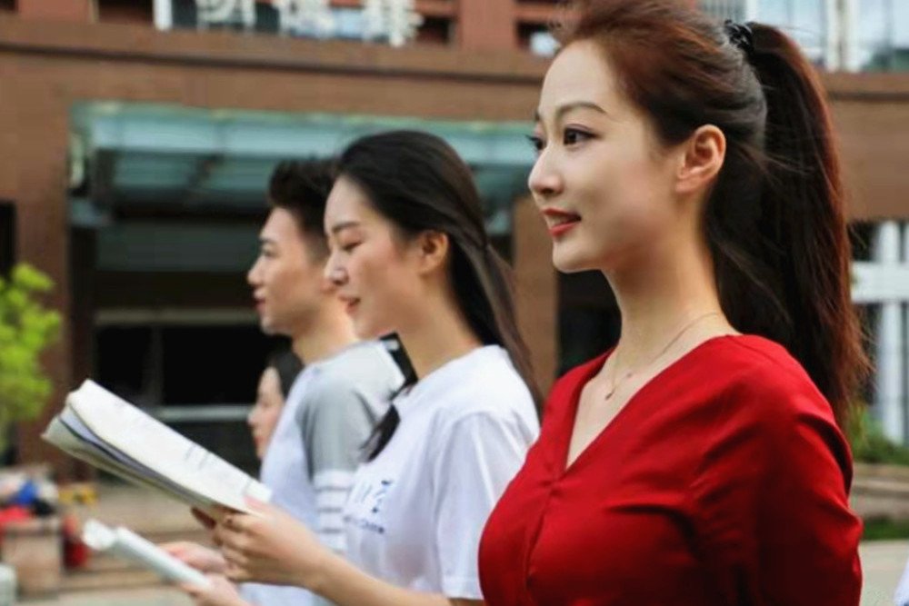 浙江21岁学霸成环球小姐中国冠军，这位学霸身上有哪些可贵的品质？