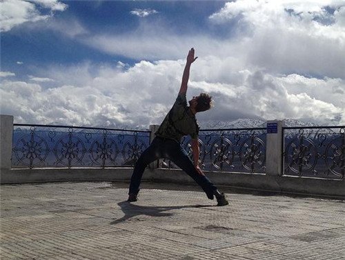 一动不动不停的动上面好过瘾下面真是痛,打一运动?