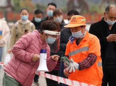 大连调整公共交通运行时间，市民排十余米长队挤公交地铁，当地的疫情如何？