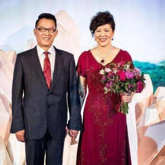 王育成和现任妻子郎平有孩子吗？年龄大多少？