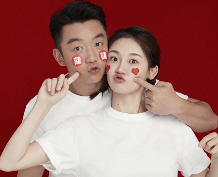 郑恺苗苗现身医院，苗苗尽显孕味，他们是怎样相识的？