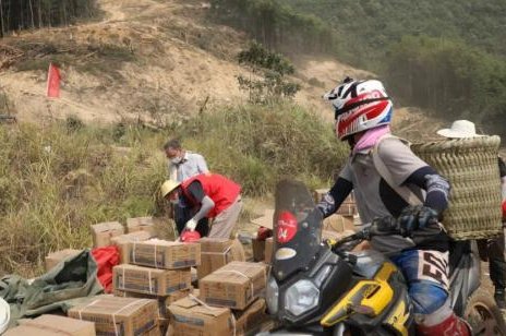 令人揪心！重庆山火救援车掉下百米山坡，救援道路有多艰险？