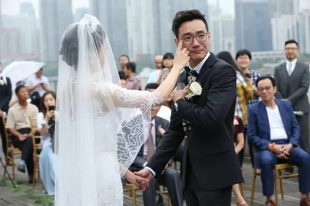 深圳新郎开电车错过自己的婚礼，新郎爆哭求原谅，开电车有什么利与弊？