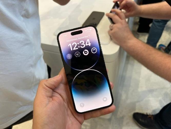 苹果新机预售：标准版遇冷，Pro系列有何特别之处？