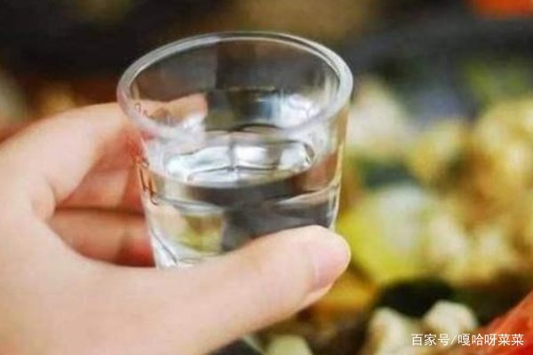 每顿饭老爸都要喝2两白酒，为啥呢？