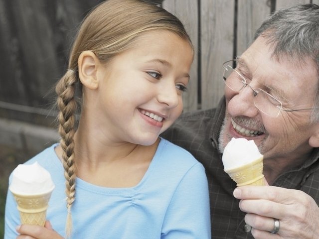 外孙女蹲下给生病姥爷当凳子,你和姥爷的感情怎么样?