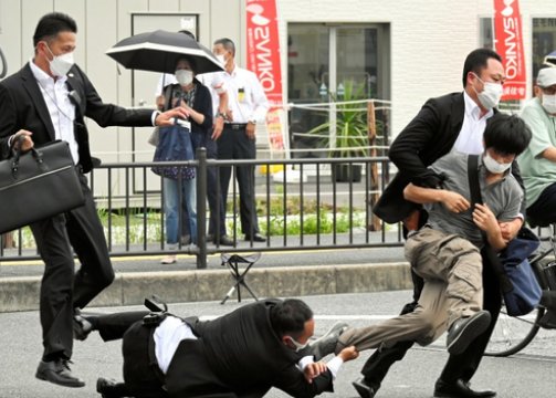 安倍遭枪击后，工作人员大喊求助路人，安保人员当时干什么去了？