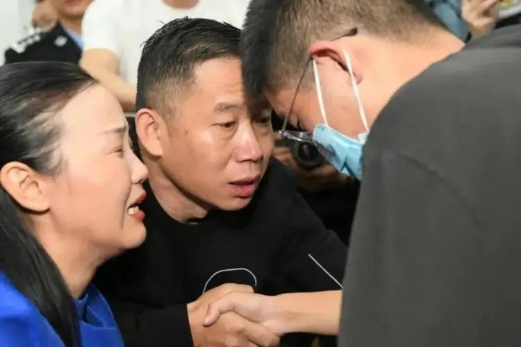 孙卓养父母曾称孙卓是打工时生的，对外隐瞒身世的原因是什么？