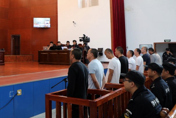 在姐弟坠亡案中，凶手的作案动机是什么？