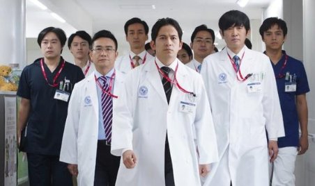 〈〈白色巨塔〉〉讲什么的？