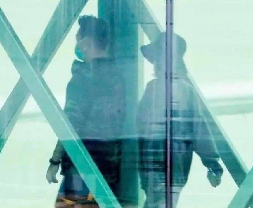 郑恺苗苗现身医院，苗苗尽显孕味，他们是怎样相识的？