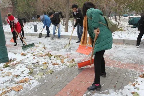 大庆一男子扫雪身亡,系为帮保洁员妻子减负,谁该为此事负责?