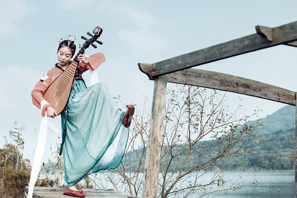 钿头银篦击节碎的意思