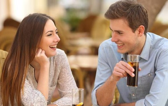 女生总是同时跟几个男生聊天什么心态？