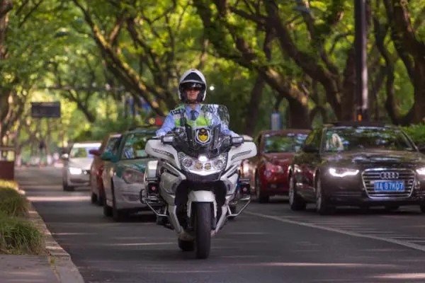 那就过几天请行长到家里吃饭原文