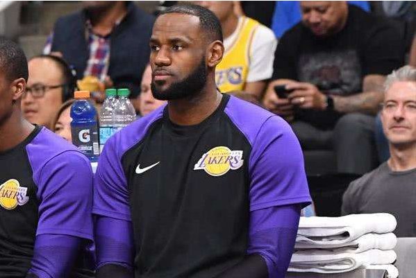 詹姆斯和浓眉骑车游园，放松后的状态如何？