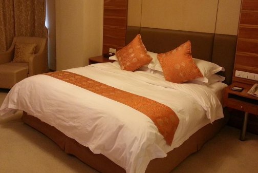 山东青岛一女子强行入住酒店又要全额退款，酒店对于此事是什么态度？