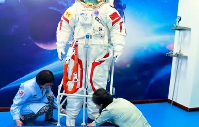 130公斤航天服穿脱却只用3分钟，航天服有哪些新的功能?