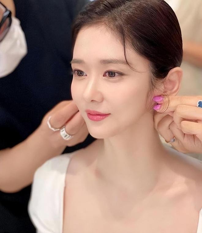 张娜拉结婚3天后晒全家福，他们的婚礼现场有多浪漫？