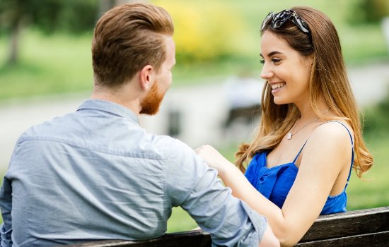 女生总是同时跟几个男生聊天什么心态?