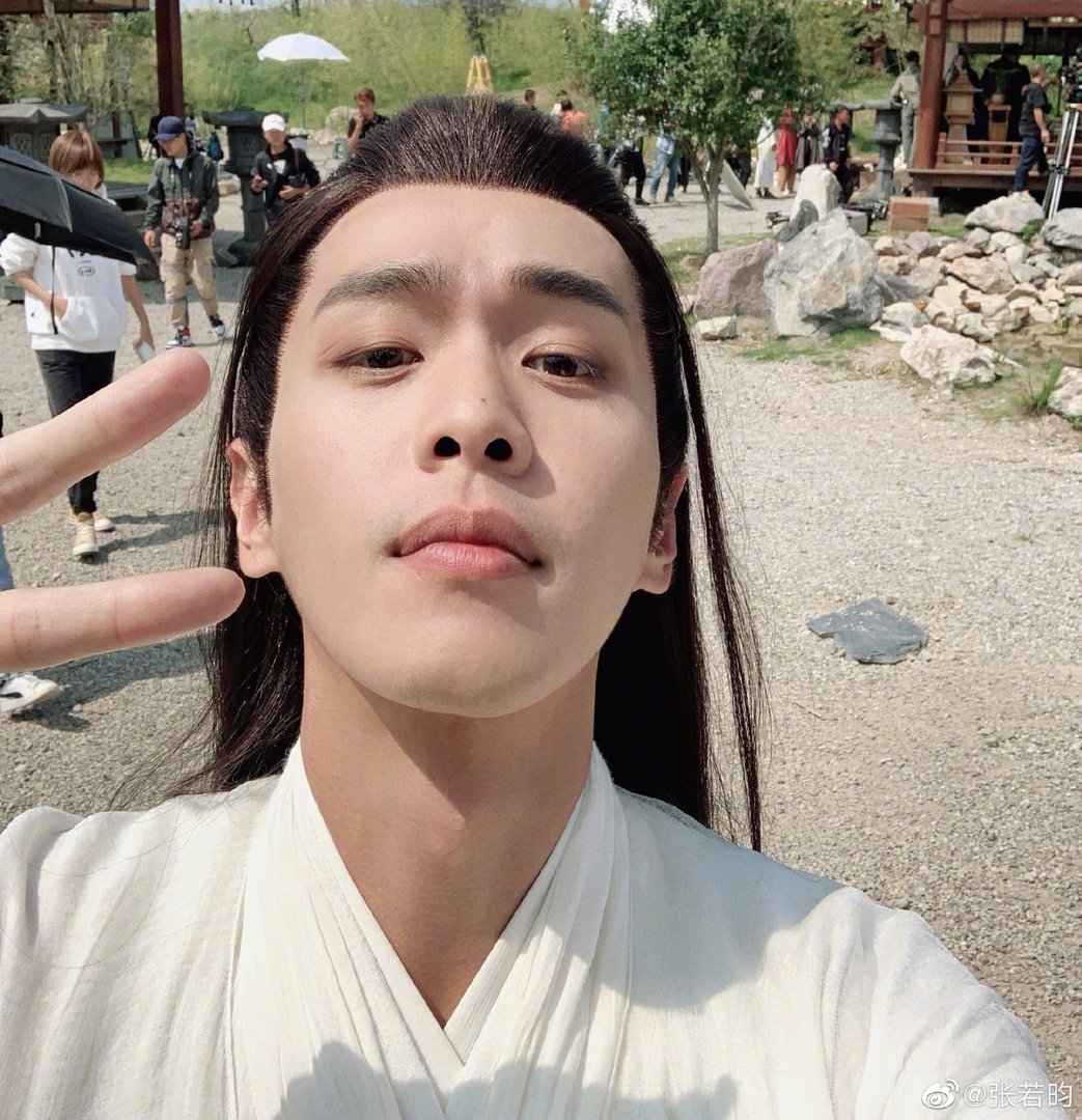 张若昀用美食滤镜自拍，其粉丝对他有何评价？