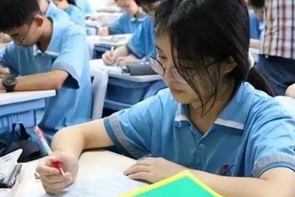 奎屯市高级中学录取分数线多少分？